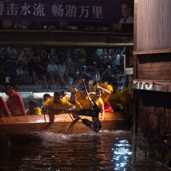 凶猛的龙舟
